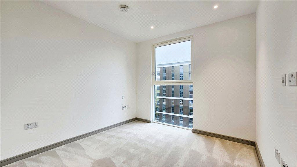 Eden Grove, StainesuponThames... 2 bed apartment to rent £2,100 pcm