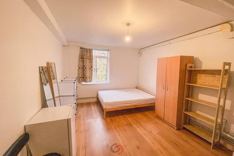 Studio to rent, Kember Street N1