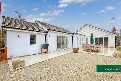 3 bedroom bungalow for sale, Sugden Avenue, Wickford, SS12