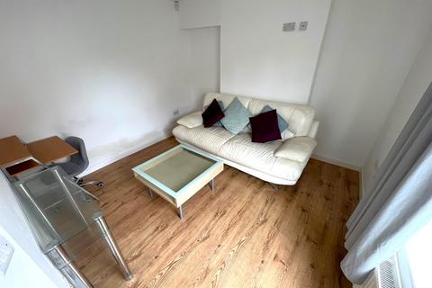 3 bedroom end of terrace house to rent, Manton Crescent, Beeston, Nottingham NG9