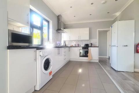 4 bedroom apartment to rent, Claremont Close, London E16