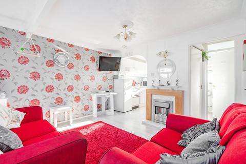 2 bedroom chalet for sale, Newport Road, Hemsby