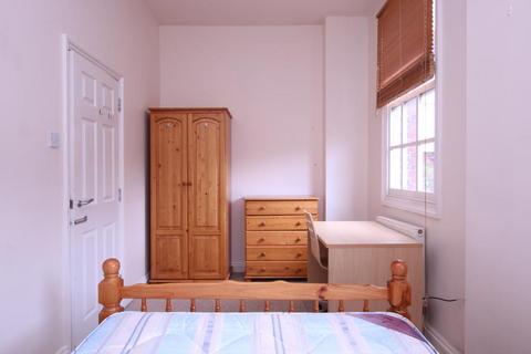 2 bedroom flat to rent, The Oaks, Leicester LE2