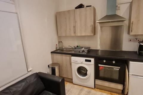 Studio to rent, Stoke Newington Road, London