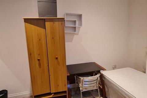 Studio to rent, Stoke Newington Road, London