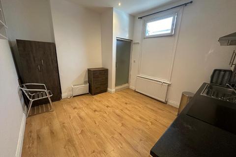 Studio to rent, Stoke Newington Road, London