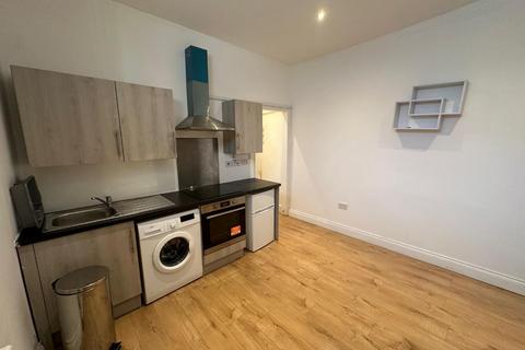 Studio to rent, Stoke Newington Road, London