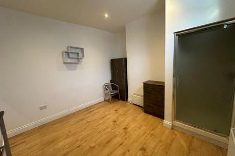 Studio to rent, Stoke Newington Road, London