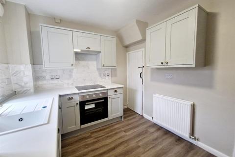 2 bedroom end of terrace house to rent, King Street, Newark