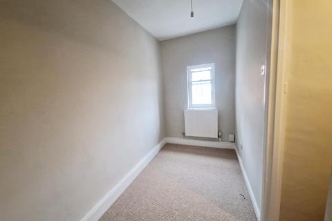 2 bedroom end of terrace house to rent, King Street, Newark