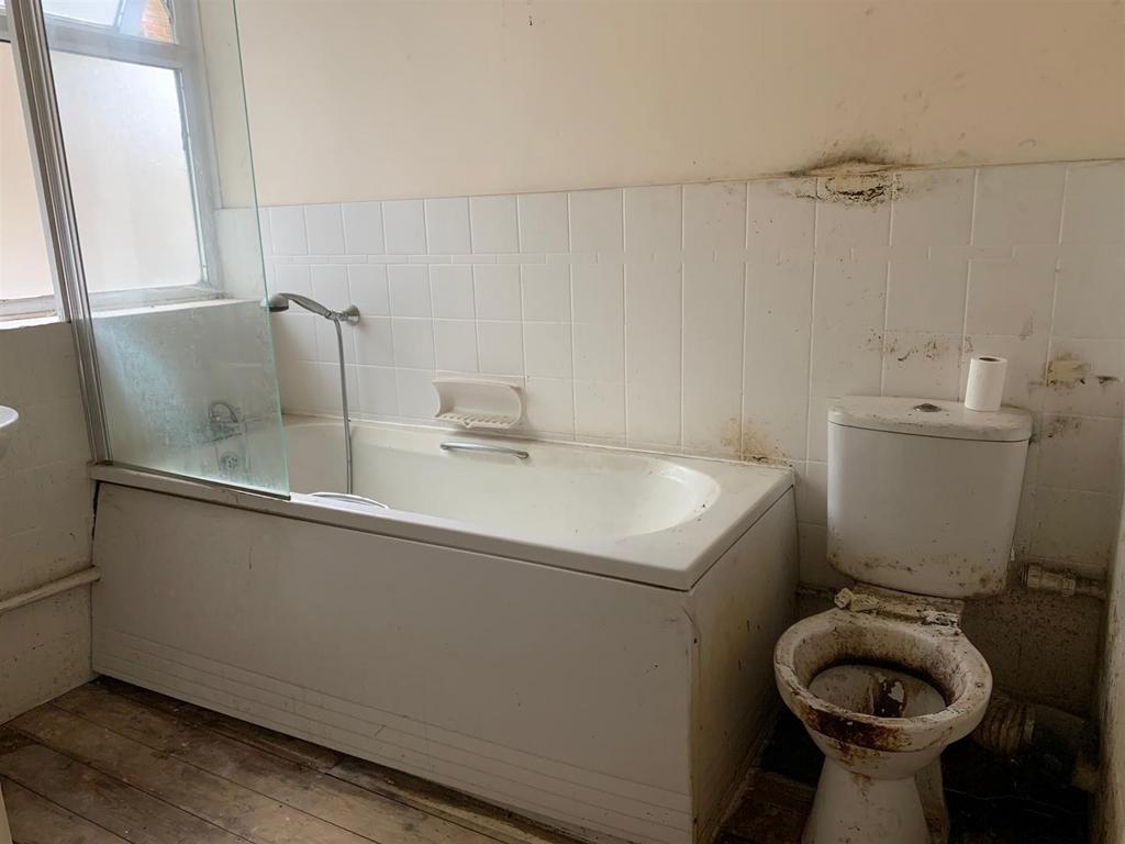 Bathroom   1.jpg