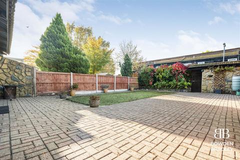 3 bedroom terraced house for sale, Yellowpine Way, Chigwell