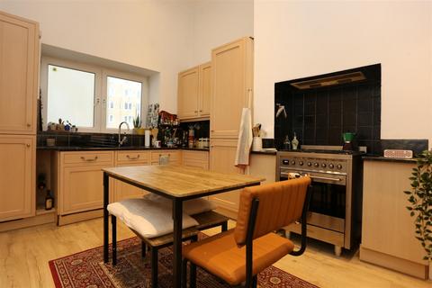 2 bedroom flat to rent, Medina Terrace, Hove