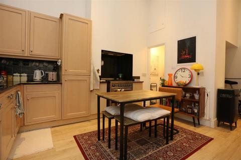 2 bedroom flat to rent, Medina Terrace, Hove