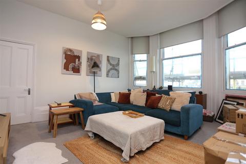 2 bedroom flat to rent, Medina Terrace, Hove