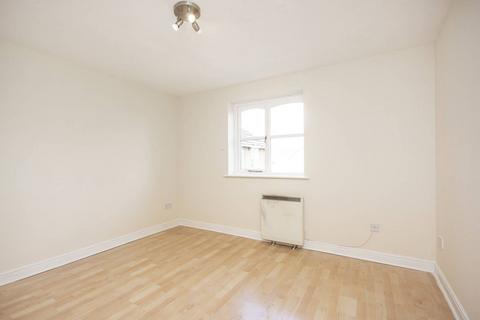 2 bedroom flat to rent, Norwood Close, Cricklewood, London, NW2