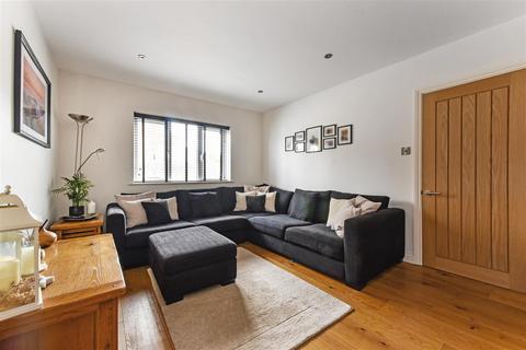 2 Belle Meade Close, Woodgate, Chichester, PO20 3YD