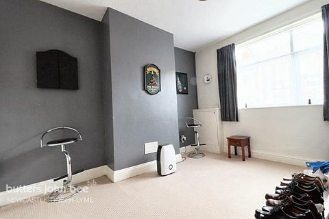 3 bedroom end of terrace house for sale, London Road, Newcastle