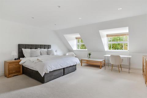 3 Grove Close, Epsom, KT19 7NW