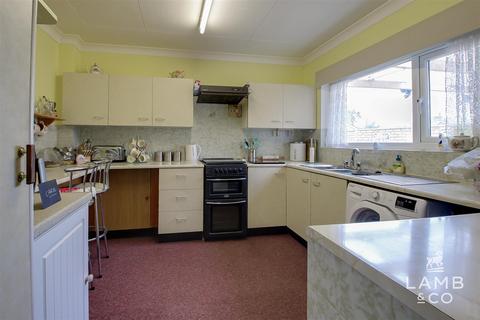 2 bedroom detached bungalow for sale, Inglenook, Clacton-On-Sea CO15