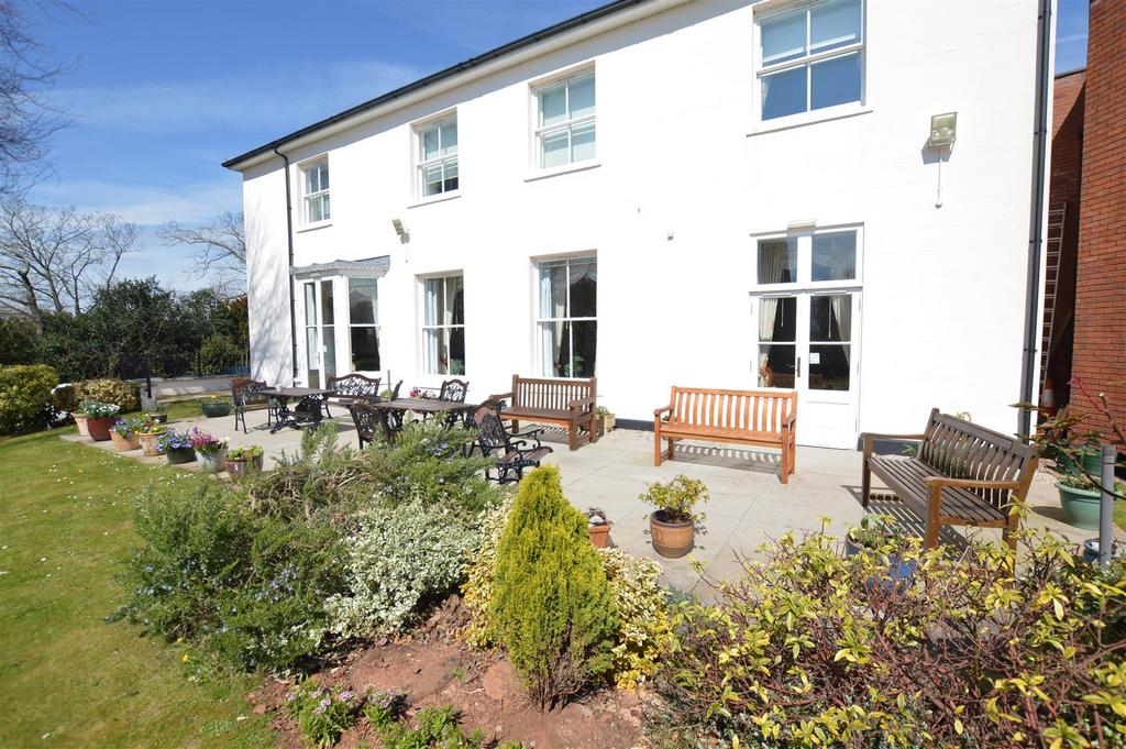 Residents&#39; Communal Patio