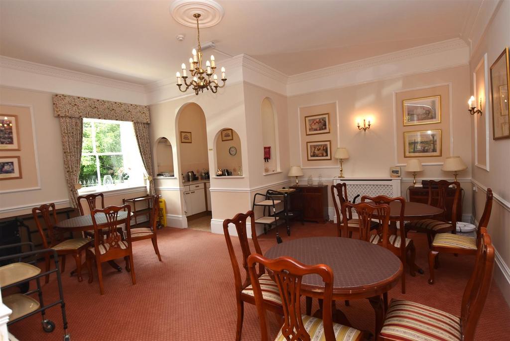 Communal Dining Room & Kitchen