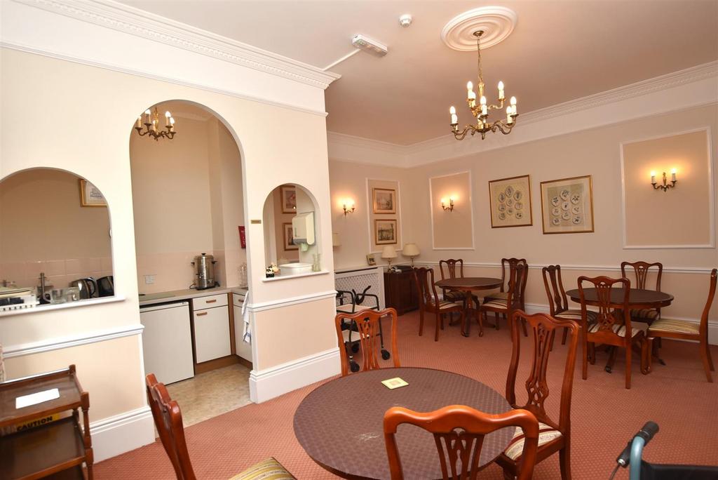 Communal Dining Room & Kitchen