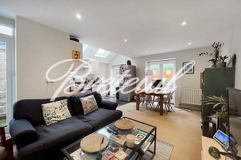 2 bedroom flat to rent, Tregarvon Road, SW11