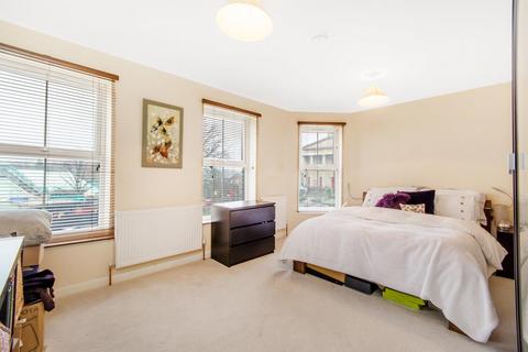 2 bedroom flat to rent, Nettlefold Place, Knights Hill, SE27