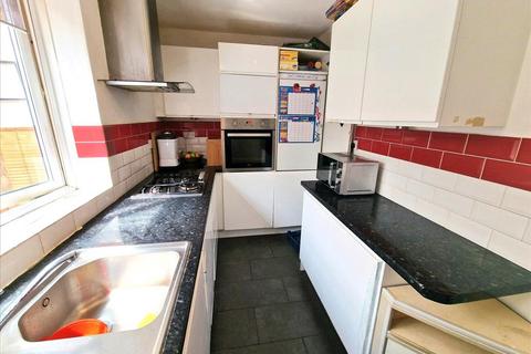 3 bedroom terraced house to rent, Castillon Road, London, SE6