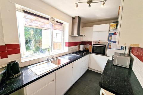 3 bedroom terraced house to rent, Castillon Road, London, SE6