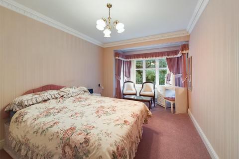 2 bedroom apartment for sale, Sutherland Court Gardens, Cromer