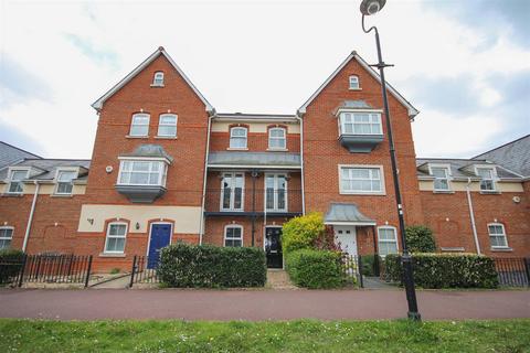 4 bedroom townhouse to rent, Turners Avenue, Fleet GU51