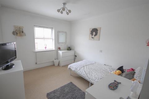 4 bedroom townhouse to rent, Turners Avenue, Fleet GU51