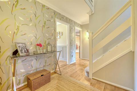 4 bedroom detached house for sale, Luppit Close, Hutton Mount, Brentwood