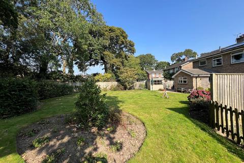 4 bedroom detached house for sale, Grasmere Gardens, New Milton, Hampshire. BH25 5HZ