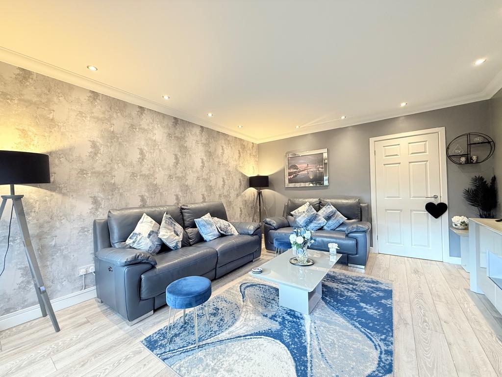 Huntingtower Road, Glasgow 2 bed terraced house for sale £140,000