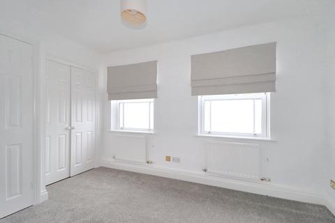 3 bedroom terraced house to rent, Primrose Road, Hersham KT12