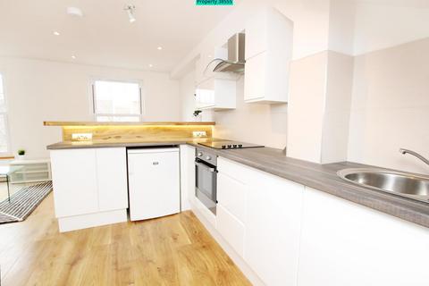 4 bedroom flat to rent, South Lambeth Road, London, SW8 1XN