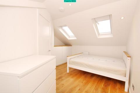 4 bedroom flat to rent, South Lambeth Road, London, SW8 1XN