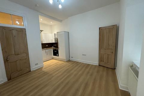 2 bedroom flat to rent, Cumbernauld Road, Dennistoun, Glasgow, G31