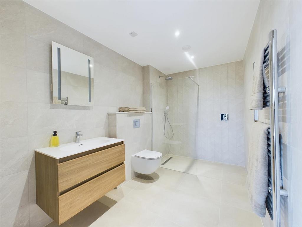 Show Apartment   En Suite.jpg