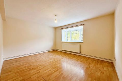3 bedroom flat for sale, Reeves Court, Canterbury Gardens, Salford, M5