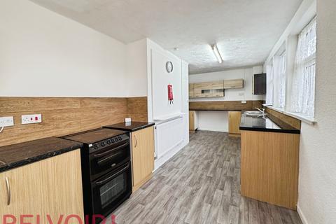 3 bedroom semi-detached house to rent, Cheltenham Grove, Silverdale, ST5