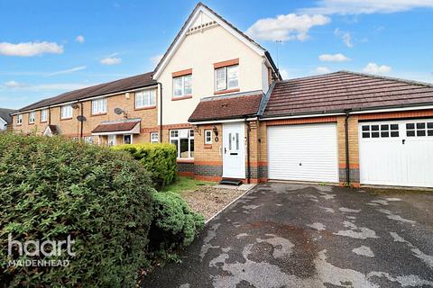 3 bedroom end of terrace house for sale, Pakenham Road, BRACKNELL