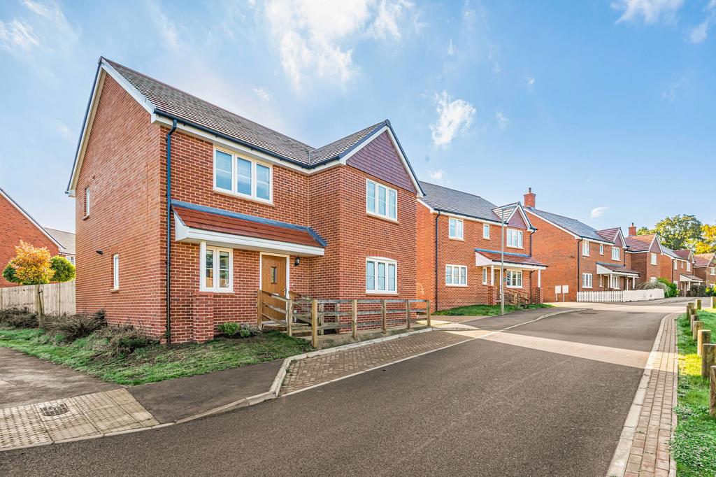 Longhurst Avenue, Cranleigh GU6 4 bed detached house for sale £725,000