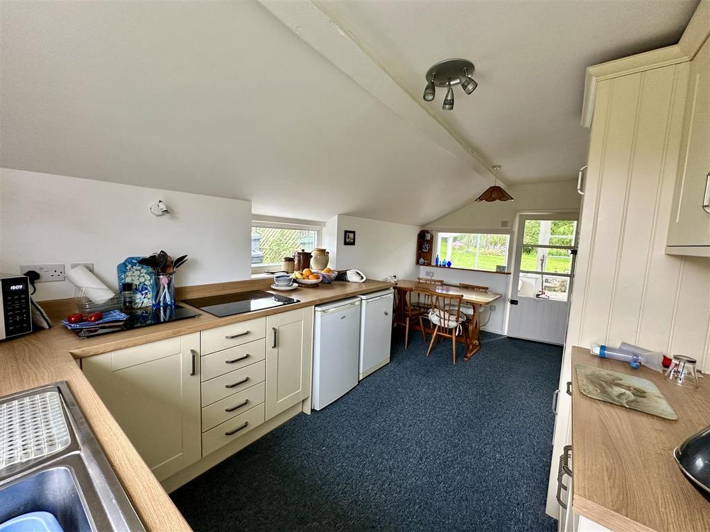 Kitchen/Breakfast Room: