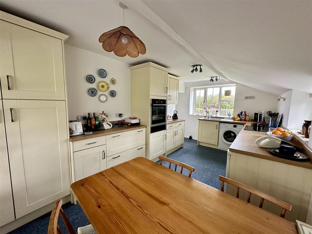 Kitchen/Breakfast Room: