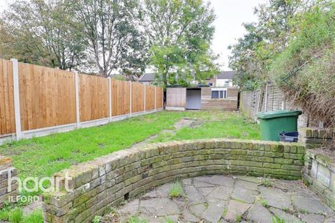 3 bedroom semi-detached house to rent, Grange Road, IG1