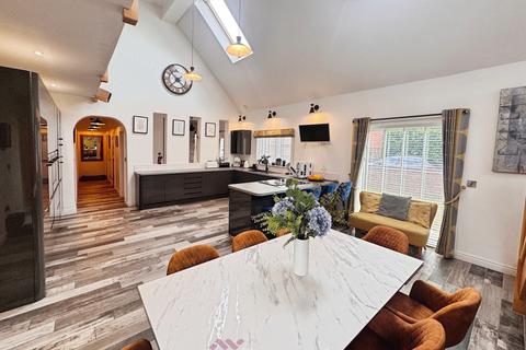 5 bedroom bungalow for sale, West Court, Doncaster DN8